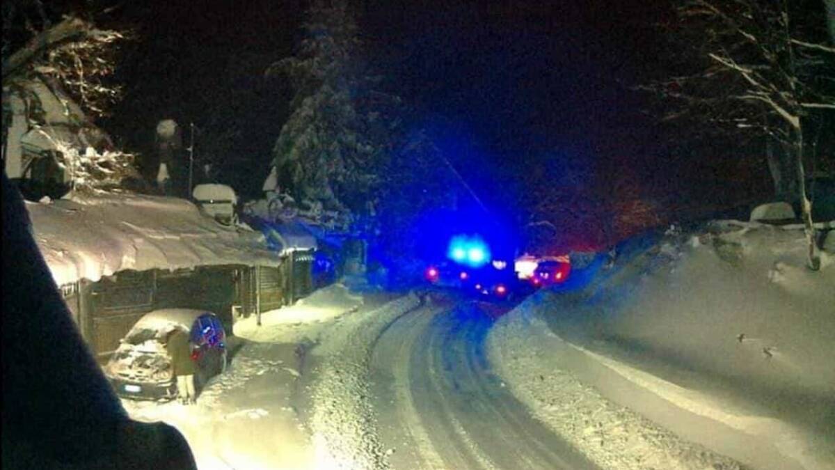 VALICO FORCA D’ACERO: CARABINIERI SOCCORRONO AUTOMOBILISTI BLOCCATI DALLA NEVE