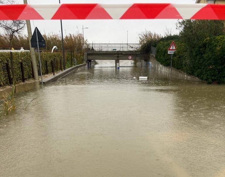 FOSSACESIA: ALLAGAMENTI E MAREGGIATE PROVOCANO DANNI A STRADE E SPIAGGE