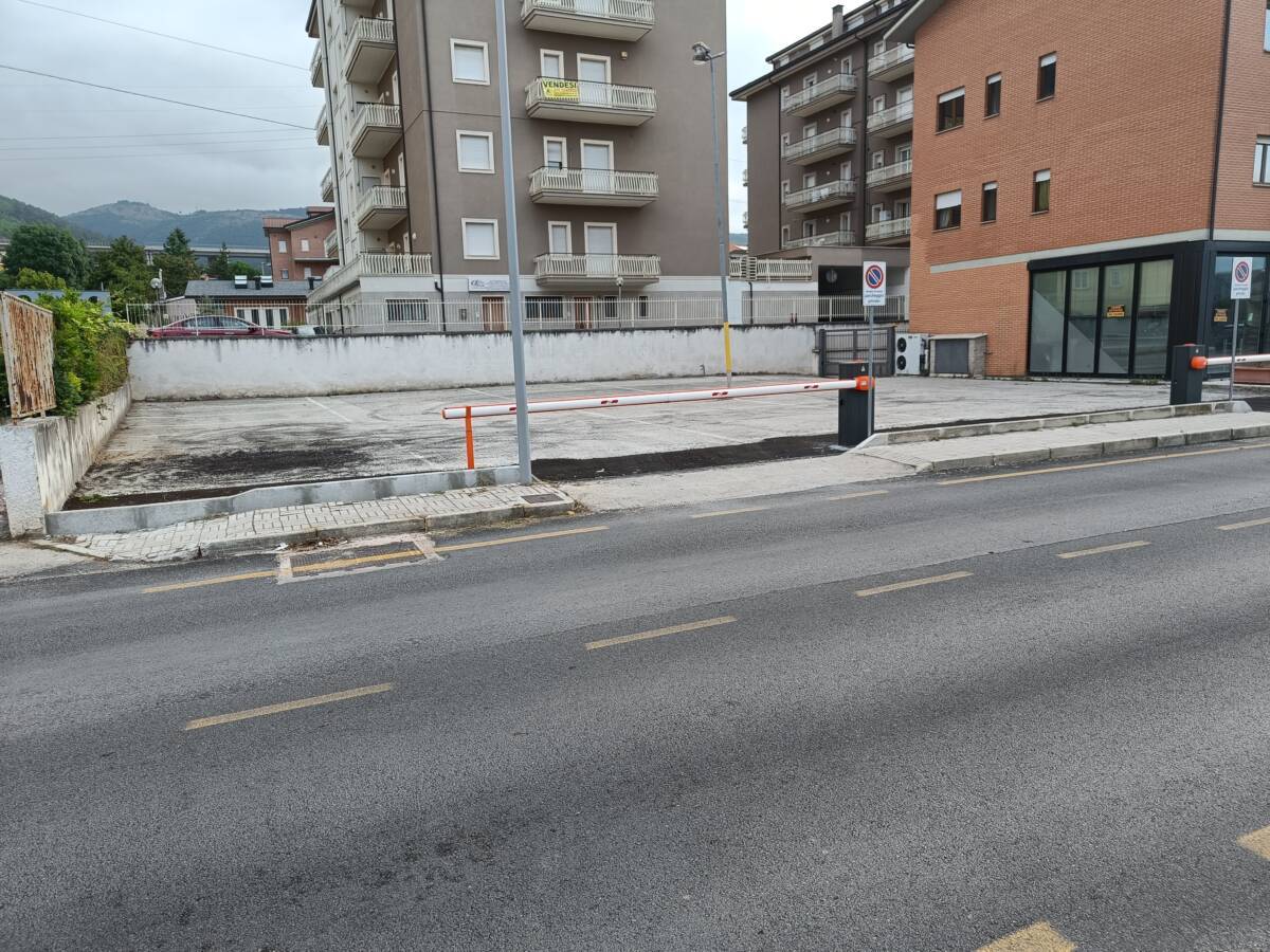L’AQUILA: PROTESTA DEI CITTADINI, “PARCHEGGIO PUBBLICO DI VIA AMITERNUM CHIUSO CON UNA SBARRA”