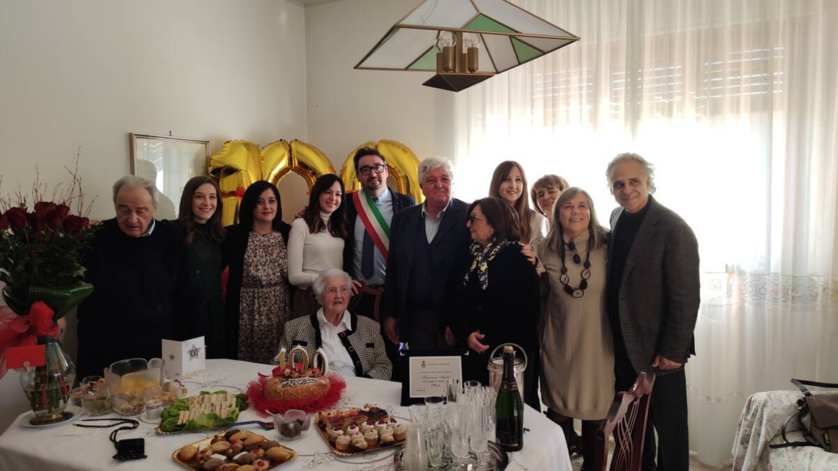 TERAMO: COMPIE CENTO ANNI, NONNA FRANCESCA FESTEGGIATA DAI FAMILIARI E DAL SINDACO D’ALBERTO