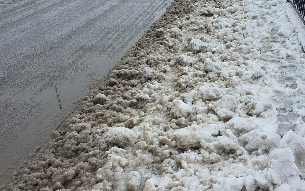 NEVE A L’AQUILA: CITTADINI PROTESTANO, “STRADE PULITE, MA MARCIAPIEDI GHIACCIATI E PERICOLOSI”