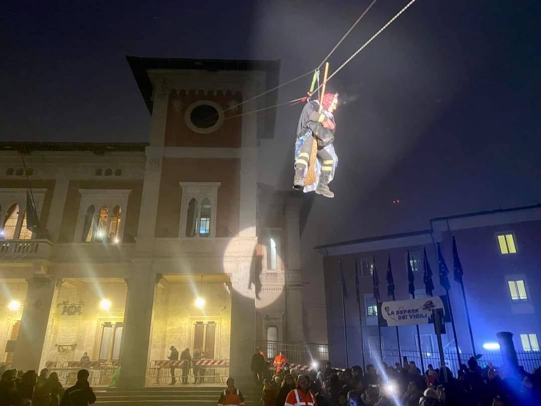 AVEZZANO, LA BEFANA DEL VIGILE PLANA SULLA PIAZZA: MILLE CALZE IN DONO AI BAMBINI