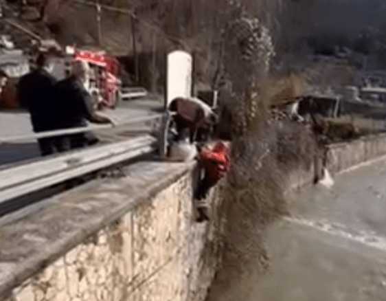 CADE NEL FIUME LIRI: CANE SALVATO DAI VIGILI DEL FUOCO