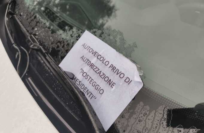 L’AQUILA, CAOS PARCHEGGI IN CENTRO: ORMAI E’ “GUERRA” CON BIGLIETTI SULLE AUTO