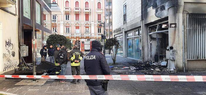 INCENDIO IN CENTRO A PESCARA, DANNEGGIATA BANCA, NESSUN FERITO, INDAGINI IN CORSO