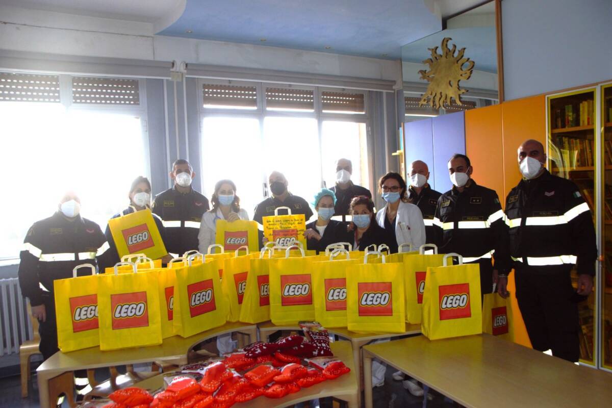 PESCARA: I VIGILI DEL FUOCO PORTANO DONI DELLA BEFANA AI BAMBINI RICOVERATI