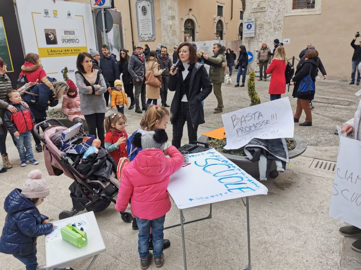 L’AQUILA: “BASTA SCUOLE DI LATTA A 14 ANNI DAL SISMA”, PROTESTA DEI GENITORI FUORI PALAZZO FIBBIONI