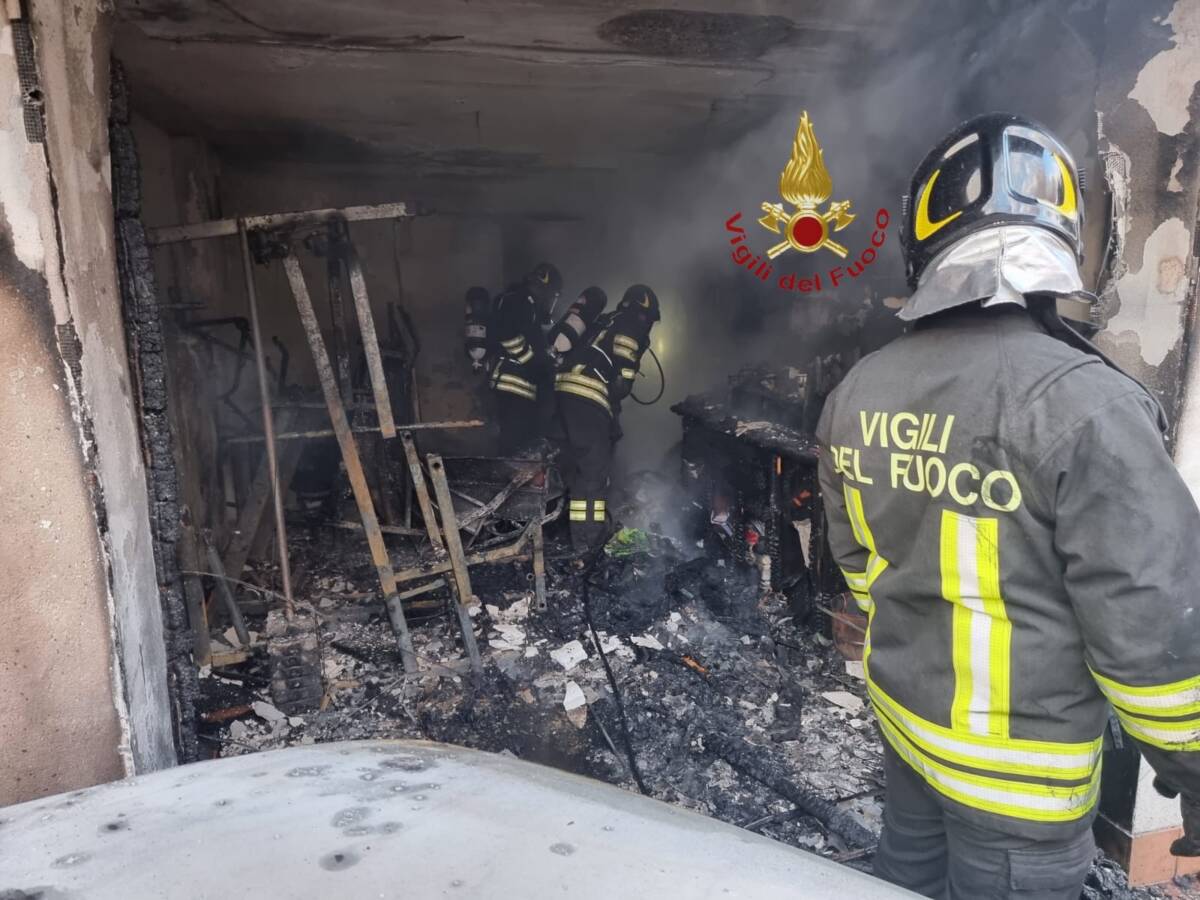 SPOLTORE: VA A FUOCO ABITAZIONE IN VIA ISEO, INCENDIO PROVOCATO DA CORTO CIRCUITO