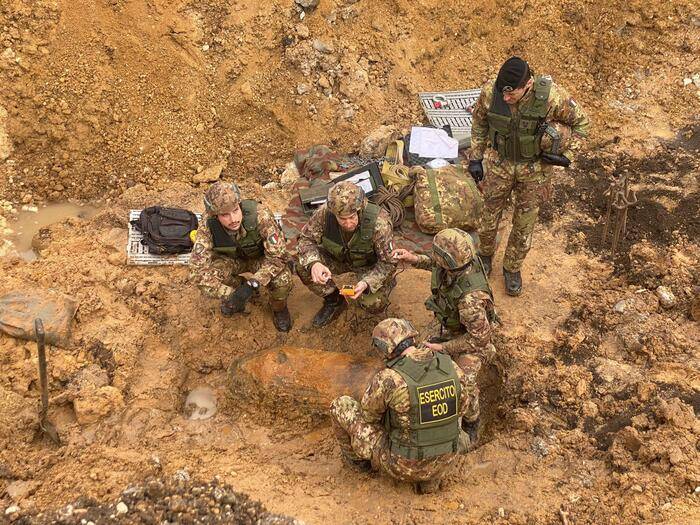 SCATTA OPERAZIONE DISINNESCO BOMBA: ZONA ROSSA AVEZZANO EVACUATA, ARTIFICIERI AL LAVORO