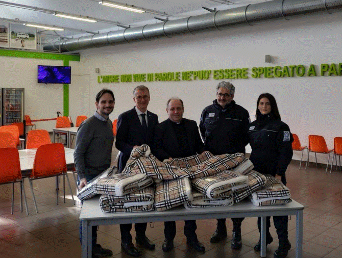 PESCARA: L’AGENZIA DOGANE CONSEGNA ALLA CARITAS ITALIANA 985 COPERTE IN SEQUESTRO