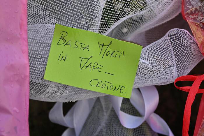 NAUFRAGIO MIGRANTI A CROTONE: CONTO VITTIME SALE A 63, A SCAFISTI 8MILA EURO A PASSEGGERO