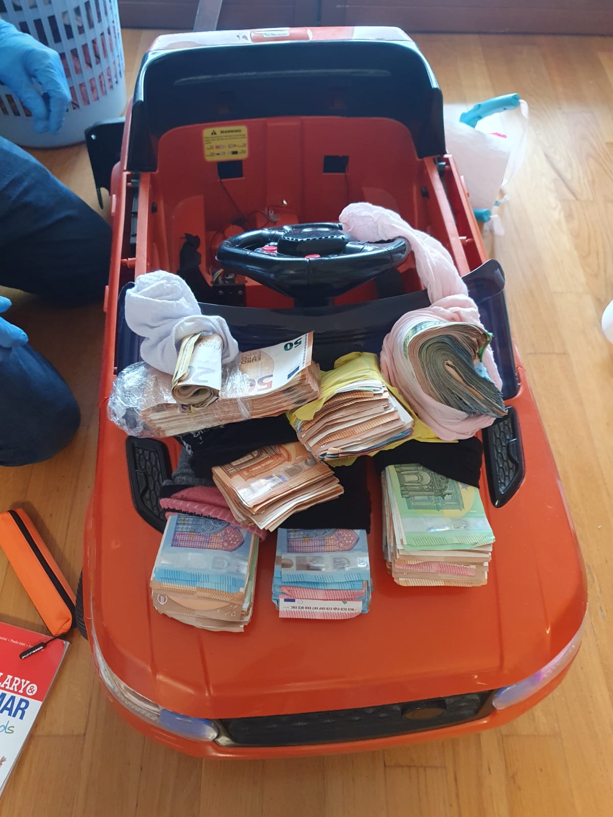 MONTESILVANO: INDAGATA COPPIA TRUFFATORI SERIALI CON RDC, IN CASA TROVATI 62MILA EURO E GIOIELLI