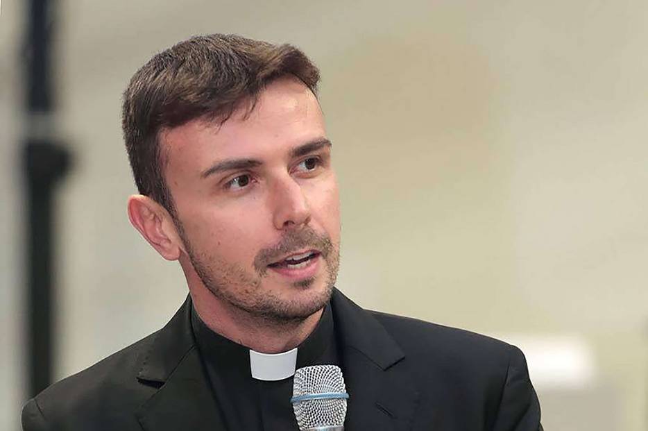 “EPICOCO VIA DA COMUNICAZIONE, CADE STELLA?”,  VOCI E VELENI IN VATICANO SU SACERDOTE AQUILANO