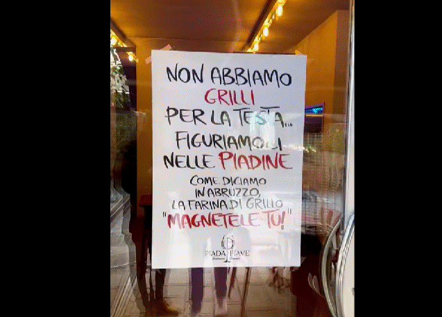 “LA FARINA DI GRILLO…MAGNETELE TU!”, SPUNTA CARTELLO ALL’INGRESSO DI UNA PIADINERIA DI PESCARA
