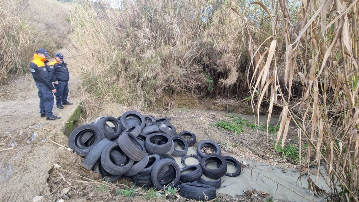 SILVI: SEQUESTRATI DALLA GUARDIA COSTIERA 760 CHILI DI PMEUMATICI SULL’ARGINE DEL TORRENTE CERRANO