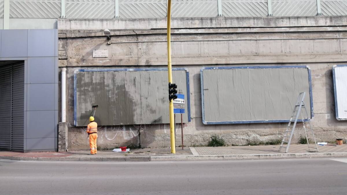 “WELCOM TO PESCARA”, MANIFESTO ERA ABUSIVO, RFI LO RIMUOVE E SI RIVOLGE A POLIZIA POSTALE
