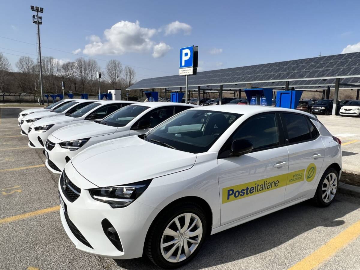 L’AQUILA, POSTE ITALIANE: ECCO I PRIMI 18 VEICOLI ELETTRICI PER CONSEGNA PACCHI E CORRISPONDENZA