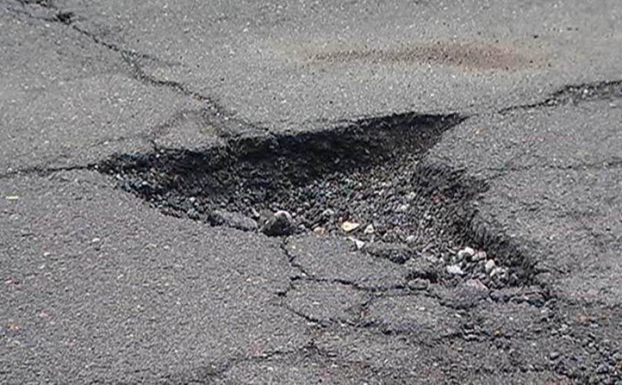 CADE NELLA BUCA IN CENTRO: COMUNE L’AQUILA RISARCISCE. RAFFICA DI CAUSE PER STRADE DISSESTATE