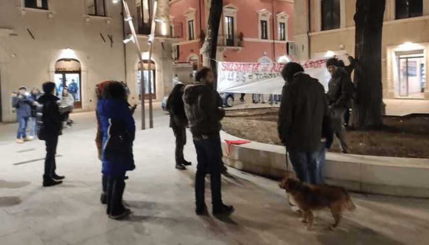 COSPITO, SIT-IN ALL’AQUILA: “LA NOSTRA CITTA’ SIMBOLO DEL 41 BIS”