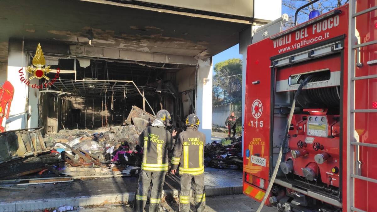 SPOLTORE: INCENDIO  NEL COMPLESSO COMMERCIALE EX CITY MODA. INTERDETTO L’INGRESSO