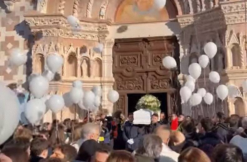 L’AQUILA: PALLONCINI E MUSICA PER L’ADDIO A LORENZO, I COMPAGNI DI SCUOLA, “SEMPRE CON NOI”