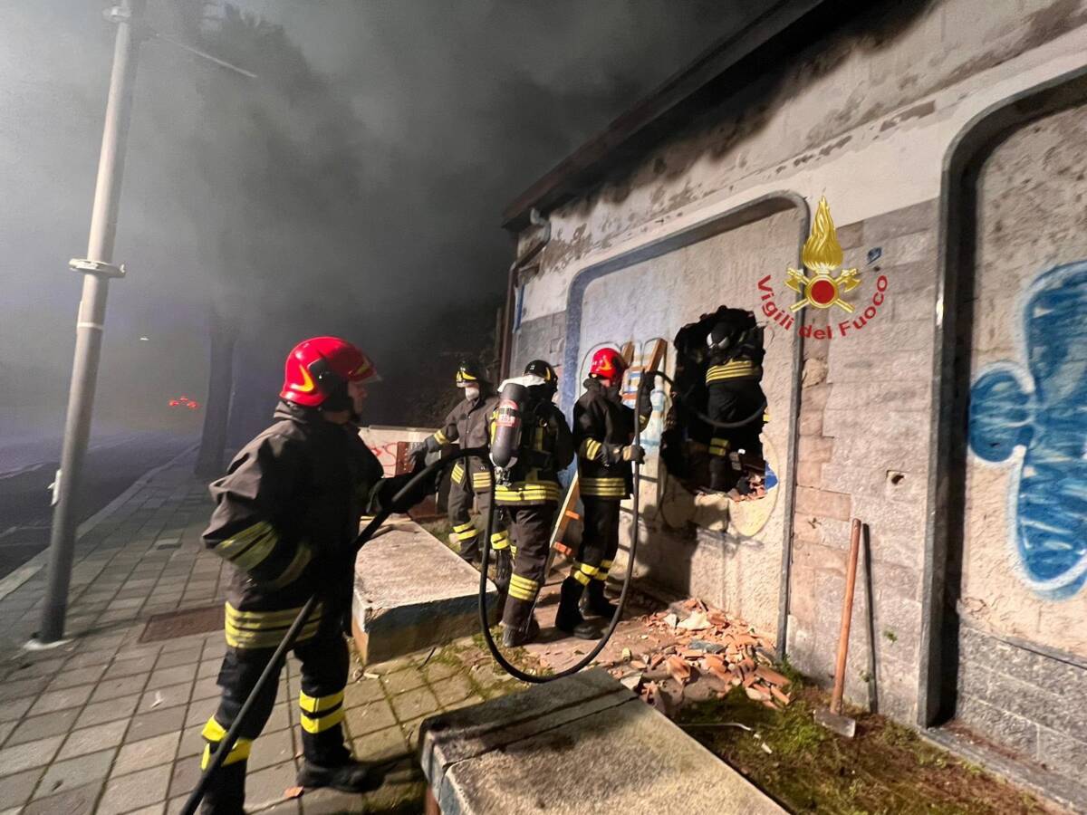 PESCARA: INCENDIO DIVORA EDIFICIO ABBANDONATO IN ZONA PORTO