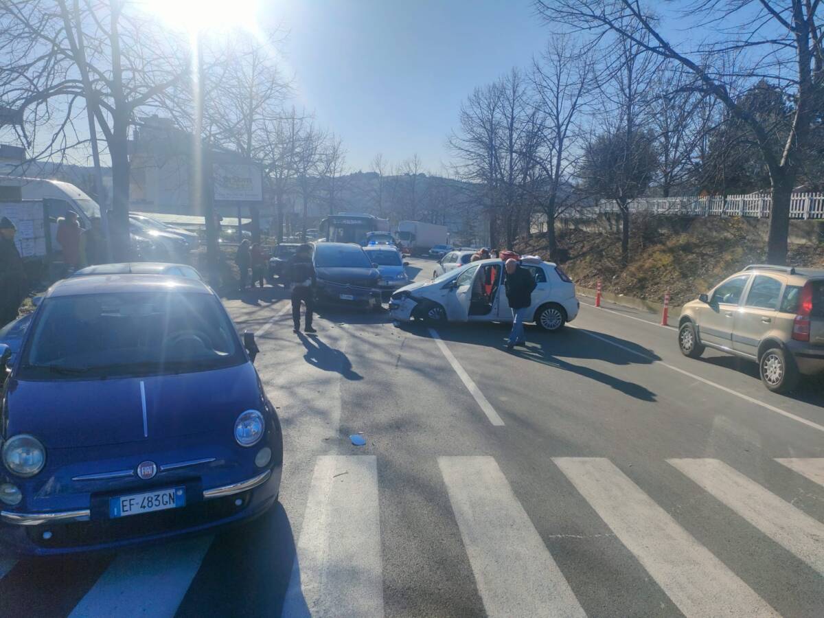 TERAMO: FIAT PUNTO GUIDATA DA ANZIANO TRAVOLGE QUATTRO AUTO, DUE FERITI LIEVI