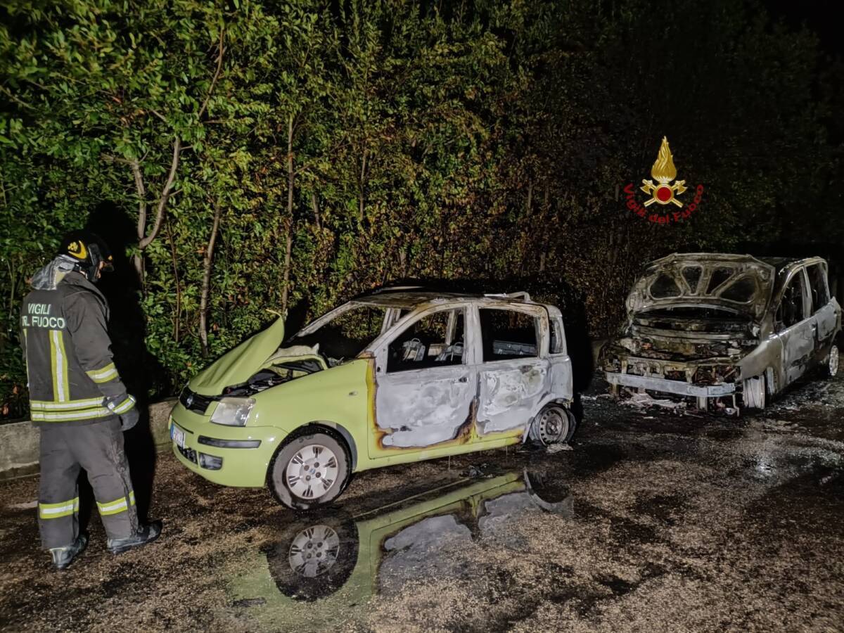 MONTESILVANO: DUE AUTO A FUOCO NELLA NOTTE, INDAGINI IN CORSO