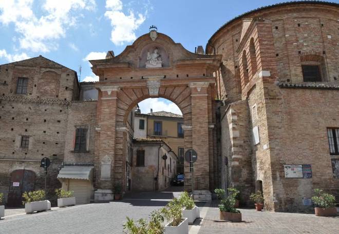 NAVE ONG “AITA MARI”: COMUNE DI PENNE ACCOGLIE 8 MIGRANTI, TRE MINORENNI. SINDACO: “CITTA’ SOLIDALE”