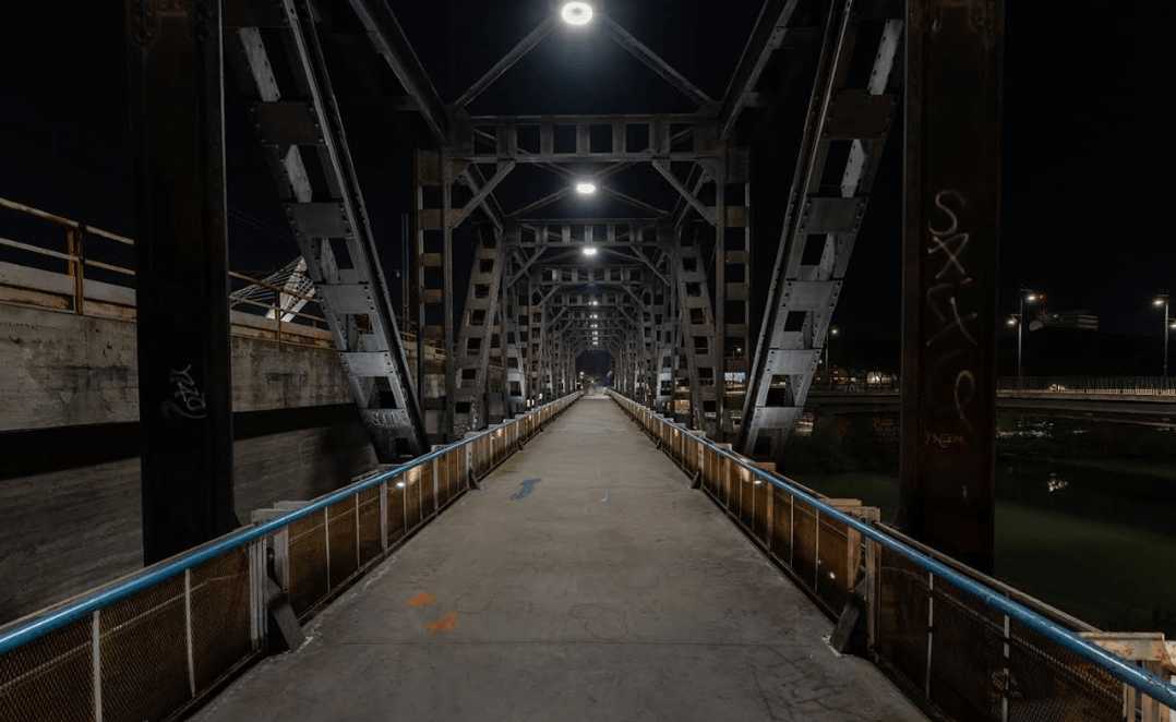 PESCARA, NUOVA ILLUMINAZIONE PER IL PONTE DI FERRO: “PIU’ SICUREZZA”