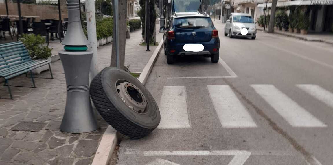 AUTOBUS PERDE UNA RUOTA, TUA: “MANUTENZIONE AFFIDATA A DITTA ESTERNA, AVVIATA INDAGINE”