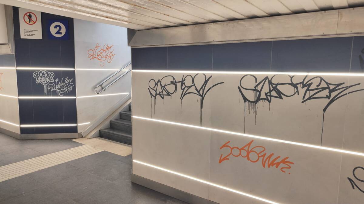 PINETO: VANDALI IMBRATTANO CON LE SCRITTE SOTTOPASSO DA POCO INAUGURATO
