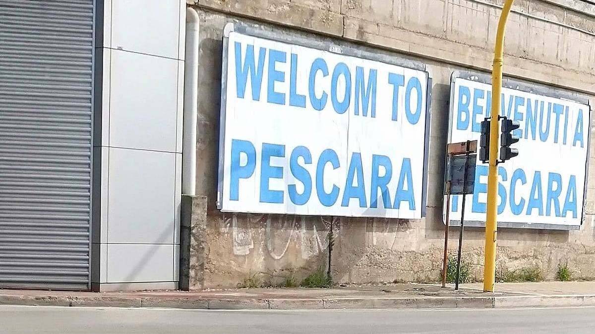 “WELCOM TO PESCARA”: ERRORE SU CARTELLONE IN STAZIONE VIRALE SU FB. IL COMUNE, “LO HA MESSO RFI”