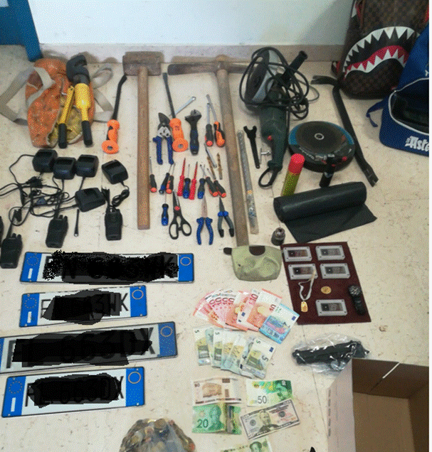 PESCARA: INSEGUIMENTO NELLA NOTTE, MALVIVENTI ABBANDONANO AUTO RUBATA PIENA DI REFURTIVA