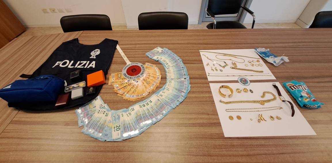 PRATOLA PELIGNA: SEQUESTRATI DALLA POLIZIA MONILI D’ORO SU UN’AUTO CONTROLLATA AL CASELLO IN A/25