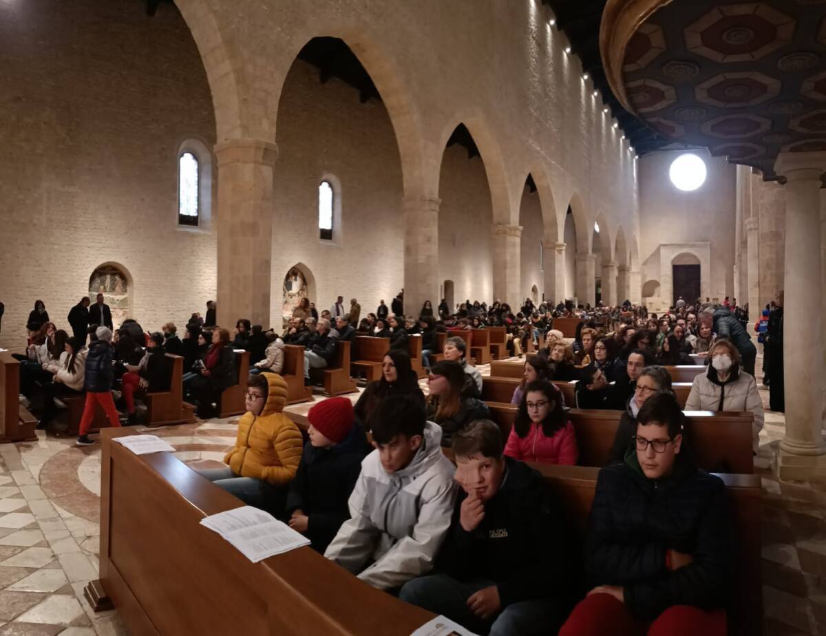 L’AQUILA: IN MILLE A COLLEMAGGIO PER IL PELLEGRINAGGIO DEI CRESIMANDI NELL’ANNO DELLA MISERICORDIA.