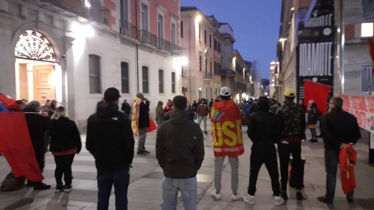 POLITICA DELLA CASA: SIT IN A TERAMO CON CRITICHE AD ATER E REGIONE, “NULLA DI COSTRUTTIVO”