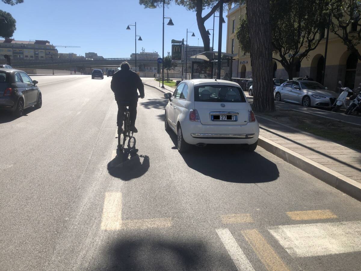 PESCARA: “PISTA CICLABILE OCCUPATA DALLE AUTO”, TANTE SEGNALAZIONI MA NON CAMBIA NULLA
