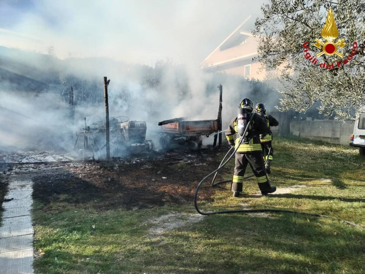 CASTIGLIONE A CASAURIA: A FUOCO MEZZI AGRICOLI, INCENDIO DOMATO