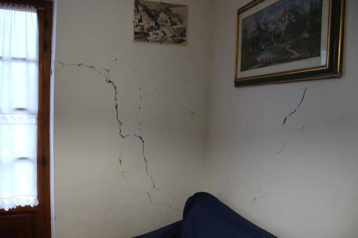 TERREMOTO IN UMBRIA: OLTRE 200 PERSONE FUORI CASA, CAMPANILE DI UMBERTIDE SPOSTATO DA SCOSSA