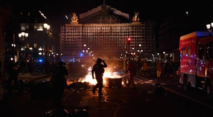 GOVERNO “SALVO” PER NOVE VOTI: IN FRANCIA ESPLODE LA RABBIA