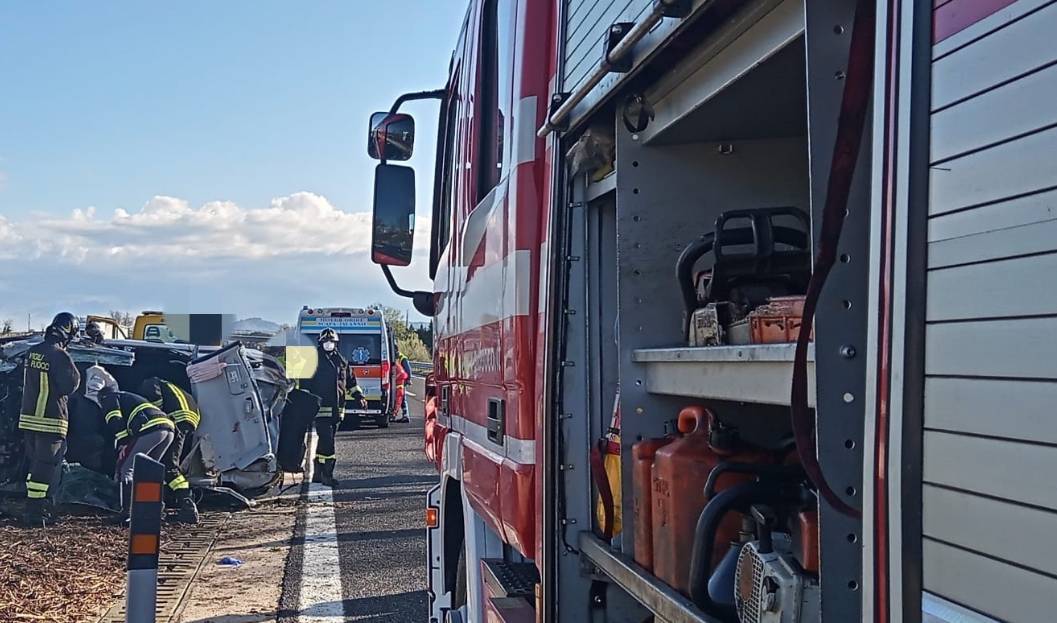 CITTA’ SANT’ANGELO: DOMATO DAI VIGILI DEL FUOCO UN INCENDIO IN UNA DITTA CHE TRATTA I RIFIUTI