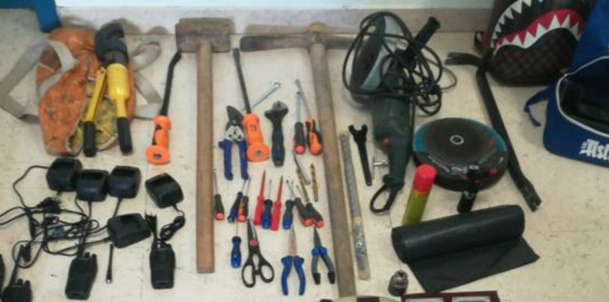 PESCARA: INSEGUITI DAI CARABINIERI LASCIANO AUTO CON DENTRO REFURTIVA E MOLTI ARNESI DA SCASSO
