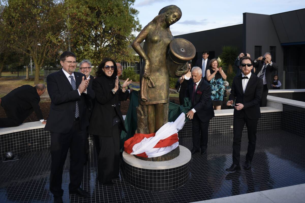 MELBOURNE: INAUGURATA FONTANA MONUMENTALE DONATA DAL CONSIGLIO REGIONALE AD ABRUZZESI IN AUSTRALIA