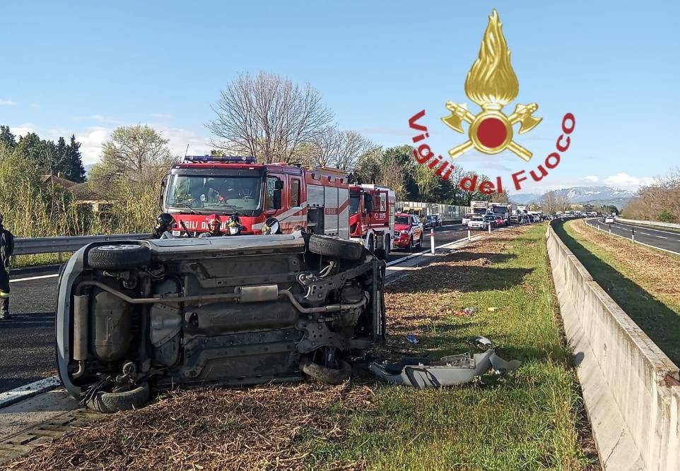 AUTO SI RIBALTA SULLA A25: CONDUCENTE DI 44 ANNI RICOVERATO A PESCARA