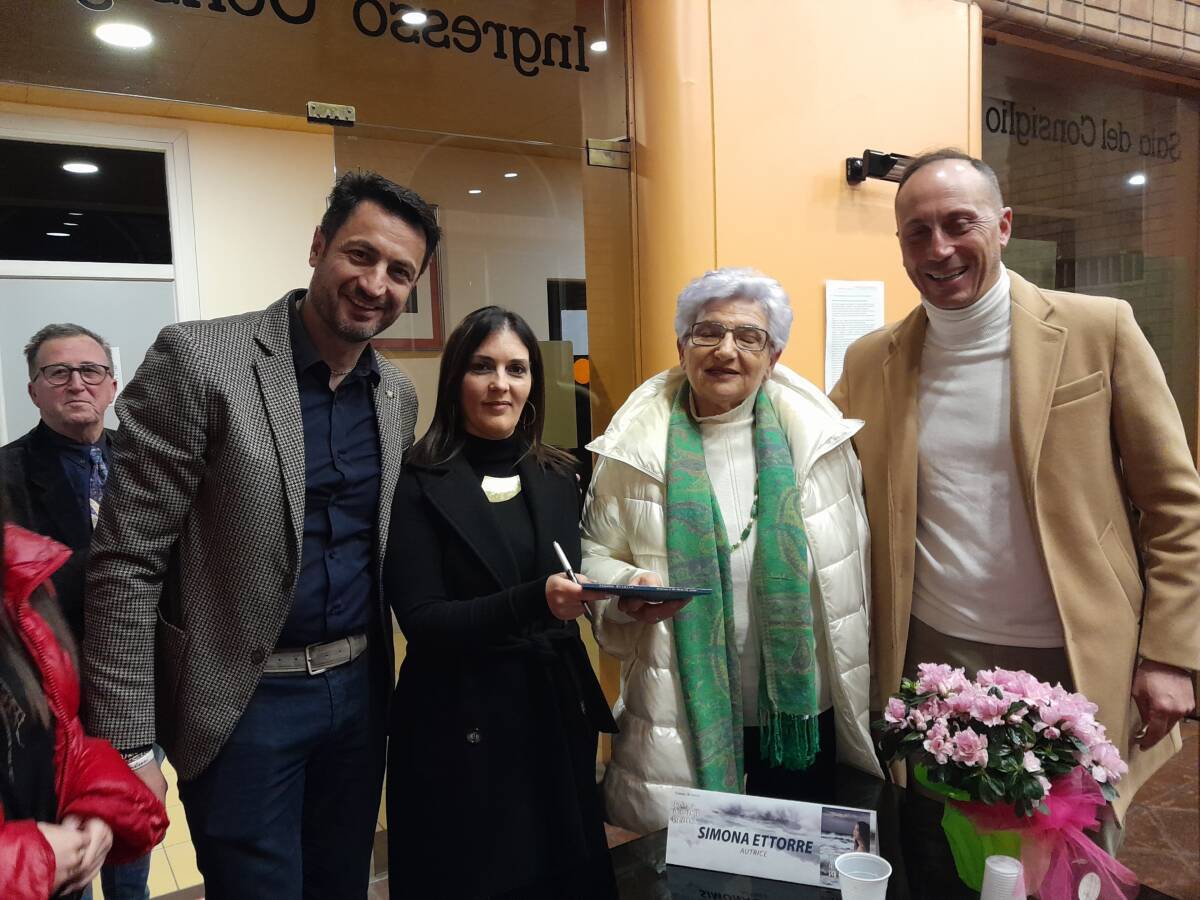 EVENTO CULTURALE A PESCINA: PRESENTATO IL LIBRO “ON LINE@ A TRE METRI DAL CUORE” DI SIMONA ETTORRE
