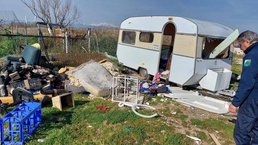 MONTESILVANO: POLIZIA LOCALE RIMUOVE ROULOTTE ABBANDONATA