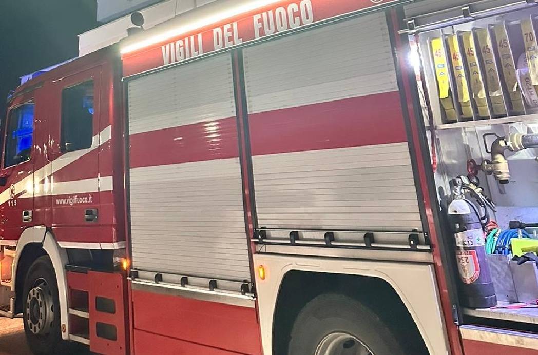 FIAMME IN UNA PALAZZINA A PESCARA: SUL POSTO I VIGILI DEL FUOCO CON PIU’ MEZZI