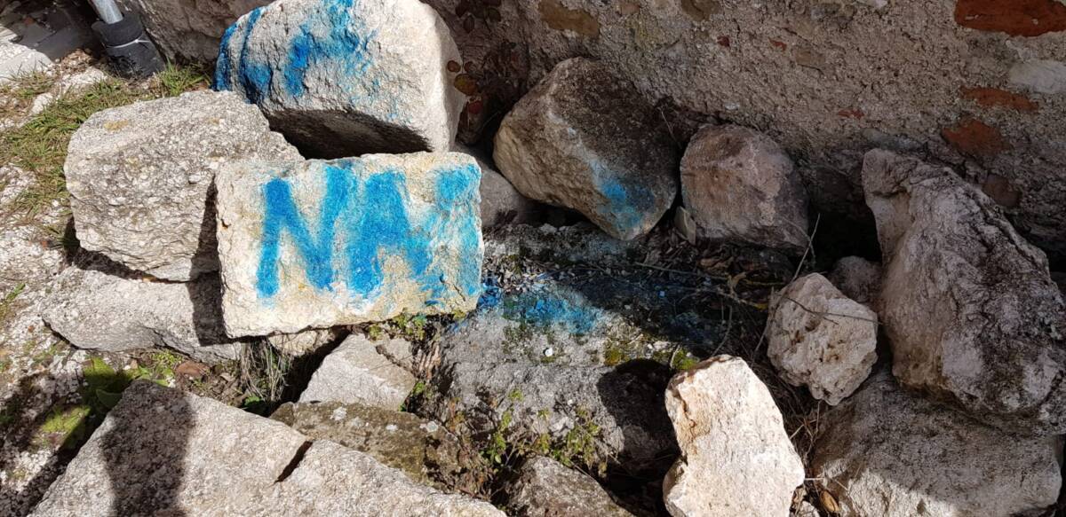 ALBA FUCENS: VANDALI IMBRATTANO L’AREA ARCHEOLOGICA, SCATTA DENUNCIA