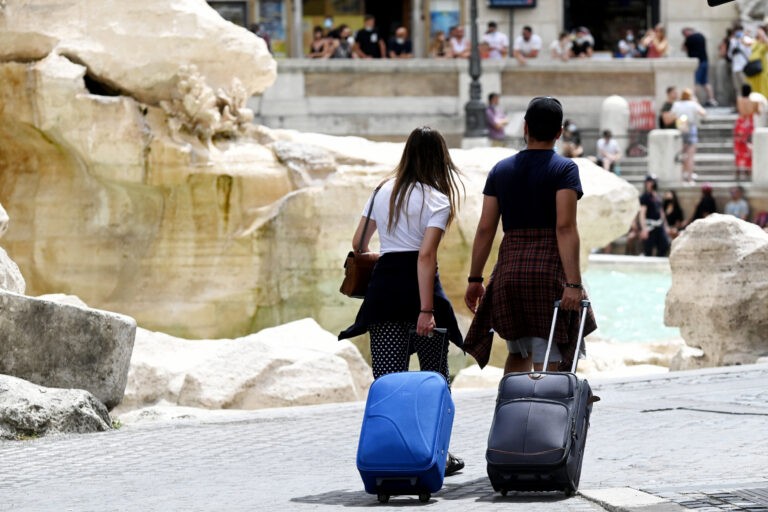 METEO E RINCARI, TURISMO NON DECOLLA: “PER L’ITALIA NON E’ L’ESTATE DEI RECORD”